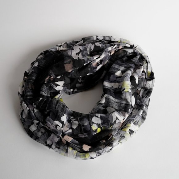 Gorgeous lightweight Steve Madden infinity scarf, like new - Picture 1 of 4